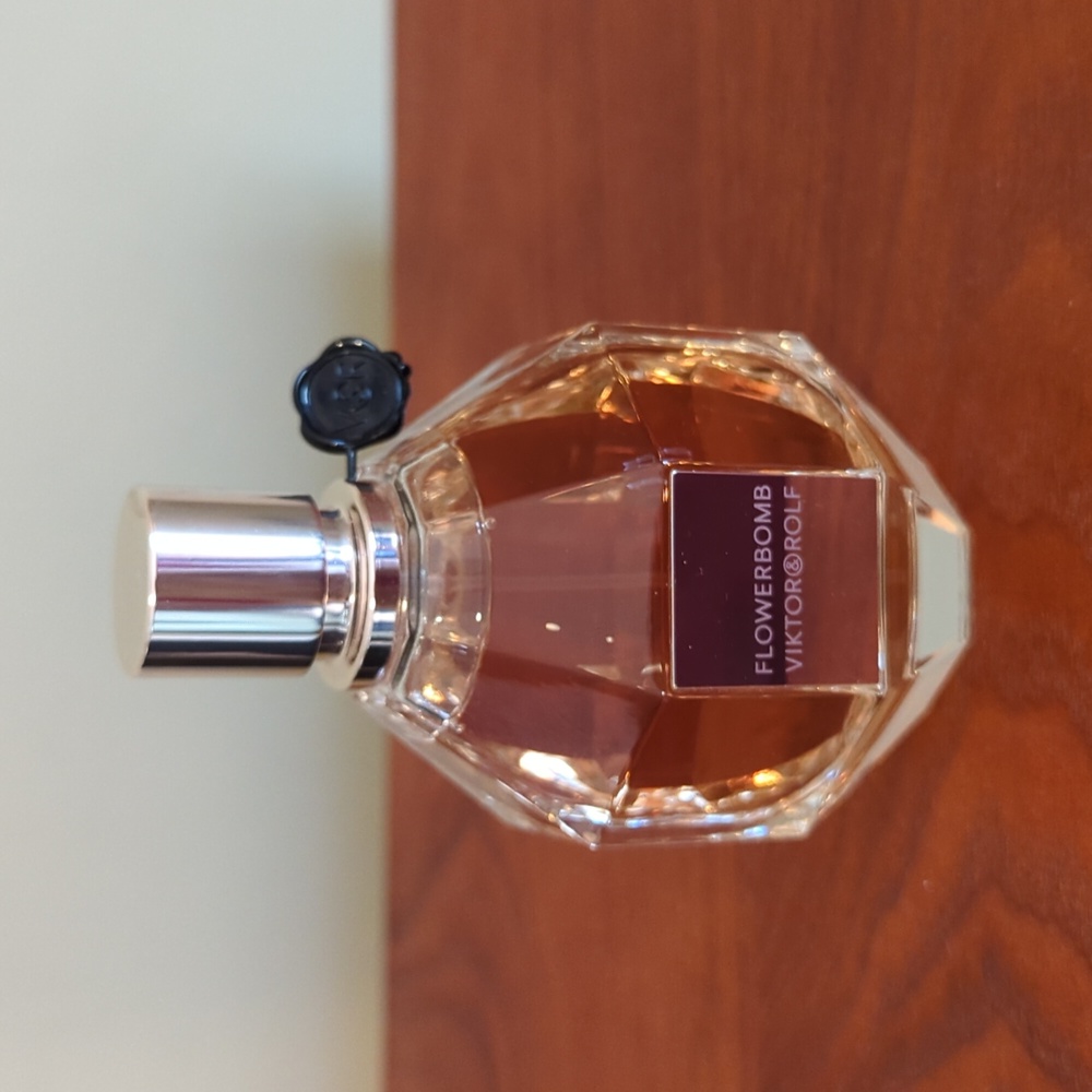 *final price drop before donating* Viktor and Rolf Flowerbomb eau du parfum nwot